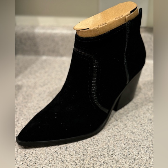 Vince Camuto Granda Black Zipper Closure Pointed Eye Ankle Boot size 11 NEW - Picture 13 of 14